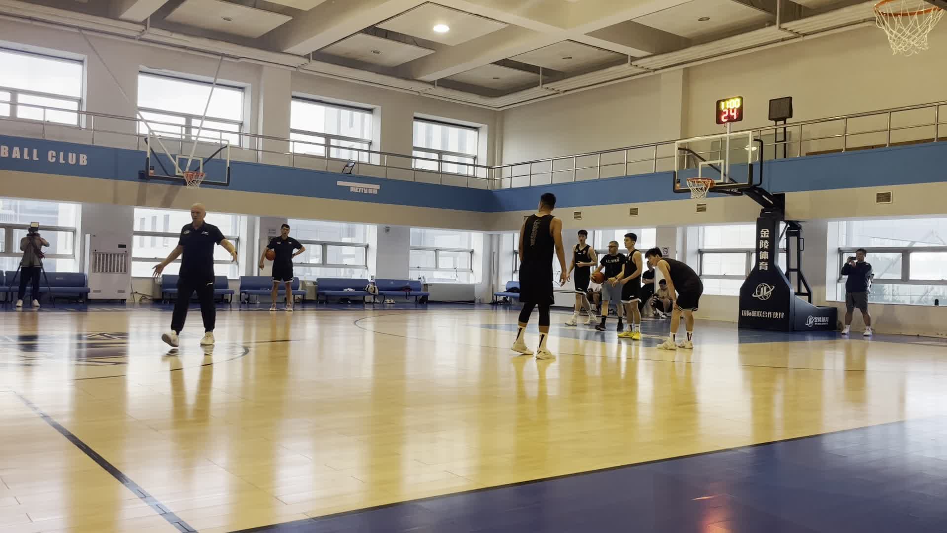 首钢公开训练课2v2，莱登教练依然强调立足防守