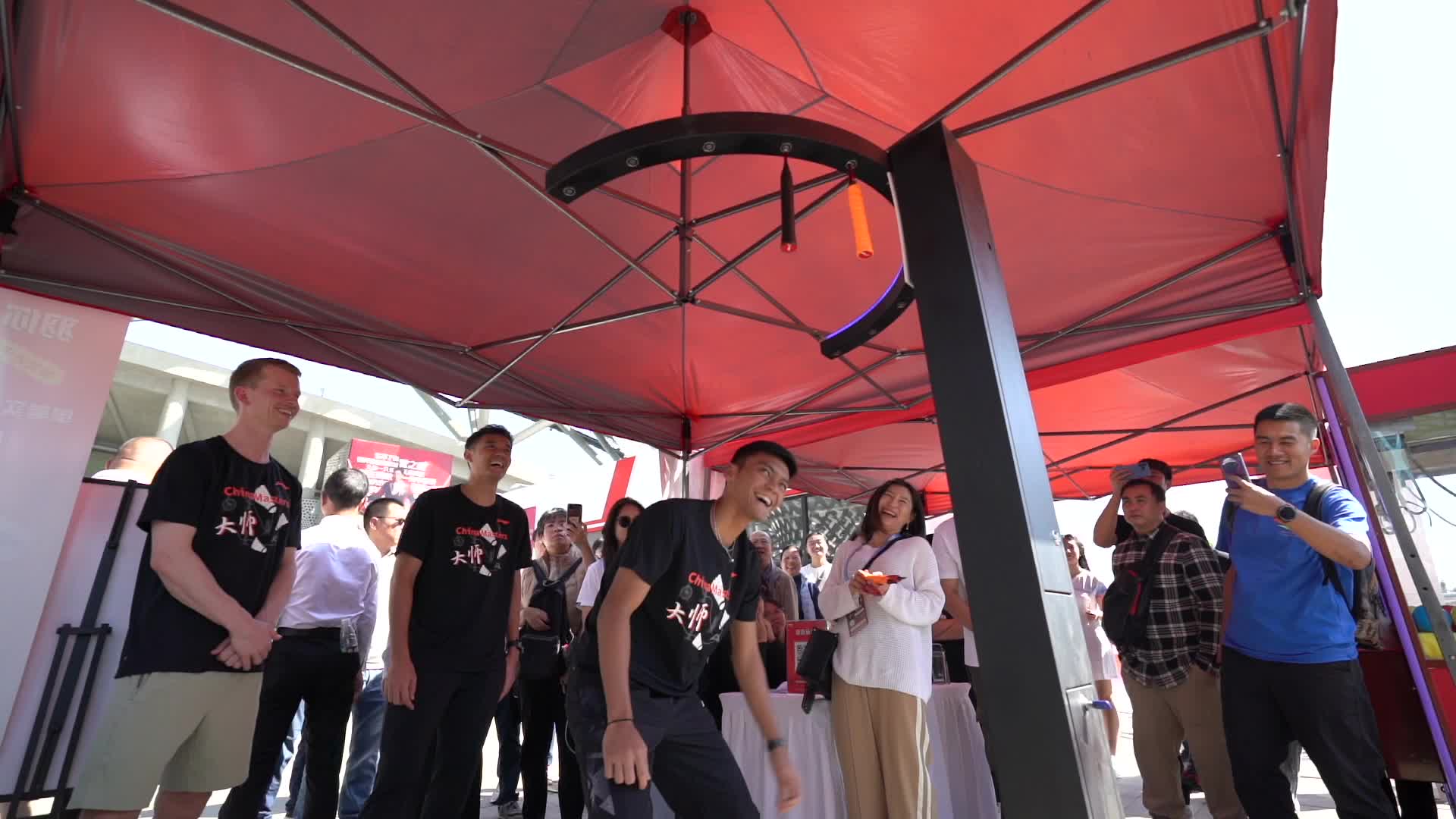 阿斯特鲁普、菲克里、毛拉纳参观李宁展厅，趣味游戏、签名会样样不落