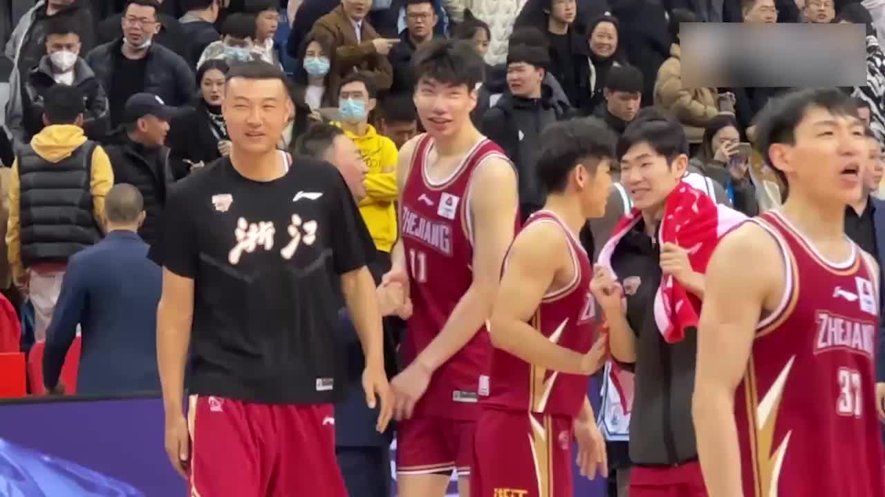 师徒情深！浙江稠州男篮众将士与刘维伟指导拥抱致意