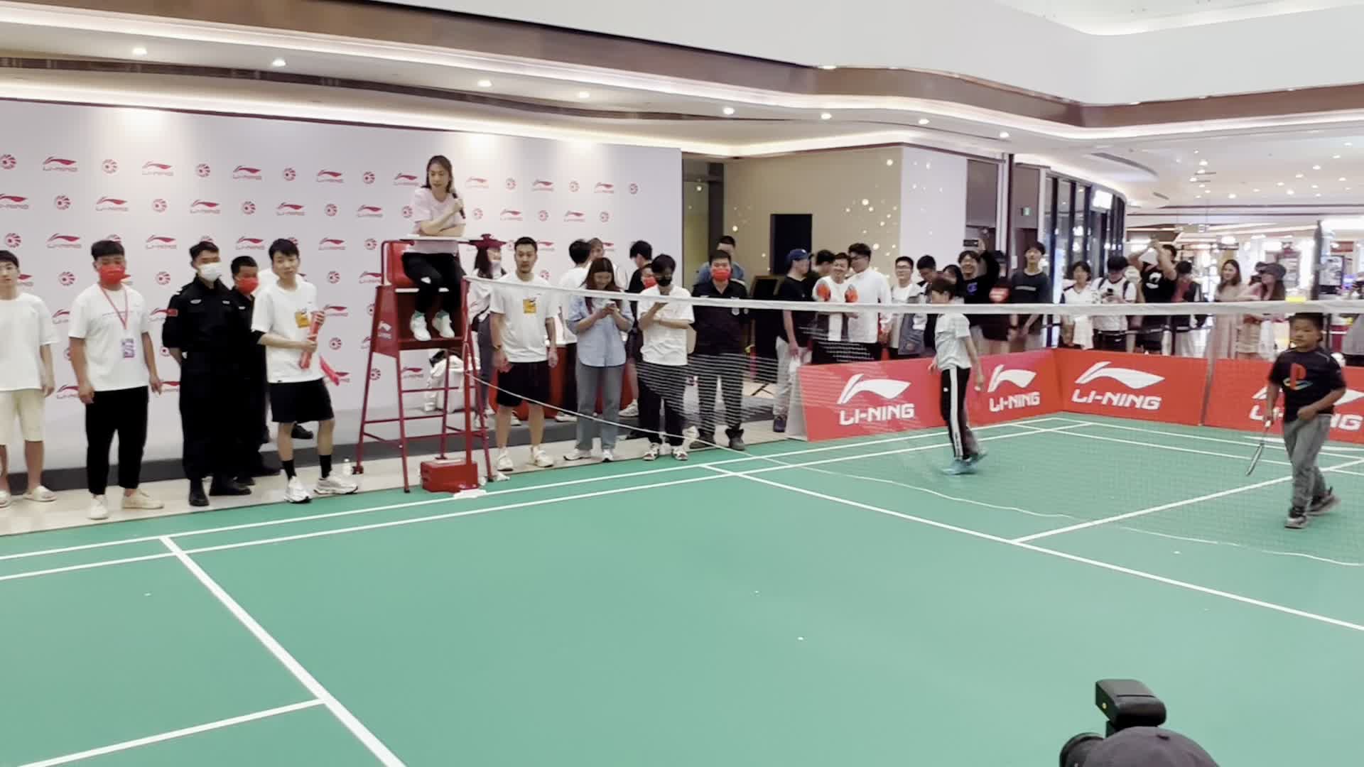 李宁明星店长王适娴现身苏杯场馆 担任一日明星店长